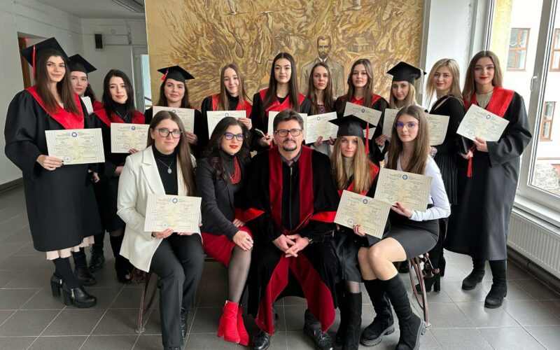 photo_5298742286433244493_y