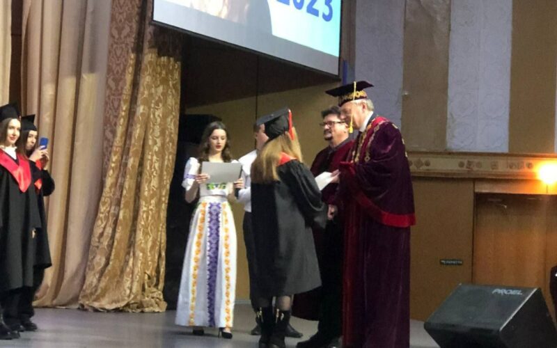 photo_5298742286433244494_y