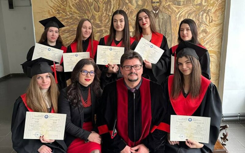 photo_5298742286433244498_y