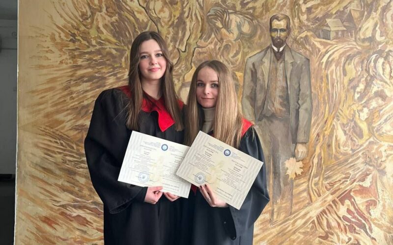 photo_5298742286433244507_y